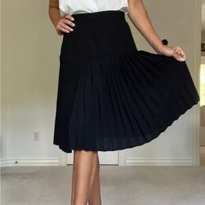 VALENTINO Vintage - Elegant Black Pleated Skirt. Size 14.
